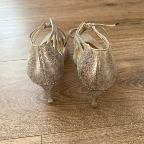 Barely worn Paul Green pumps; 3 1/4” heels. Size 6.5 U.S. - Picture 2 of 7